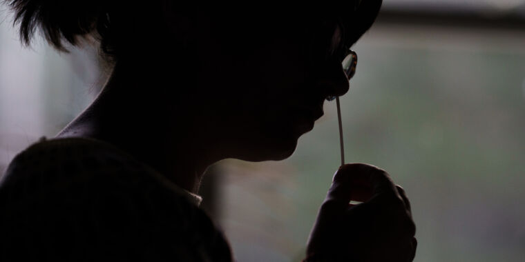 কোভিড টেস্ট কোম্পানি আবর্জনার ব্যাগে প্রক্রিয়াবিহীন লাঠি সংগ্রহ করে, $113 মিলিয়ন প্রদান করেছে