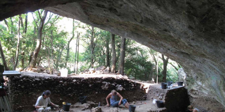 আমাদের প্রজাতির সদস্যরা প্রায় 54,000 বছর আগে পশ্চিম ইউরোপে ছিল