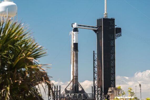 NASA এইমাত্র SpaceX থেকে স্পেস স্টেশন ক্রু ফ্লাইটের বাকি অংশ কিনেছে