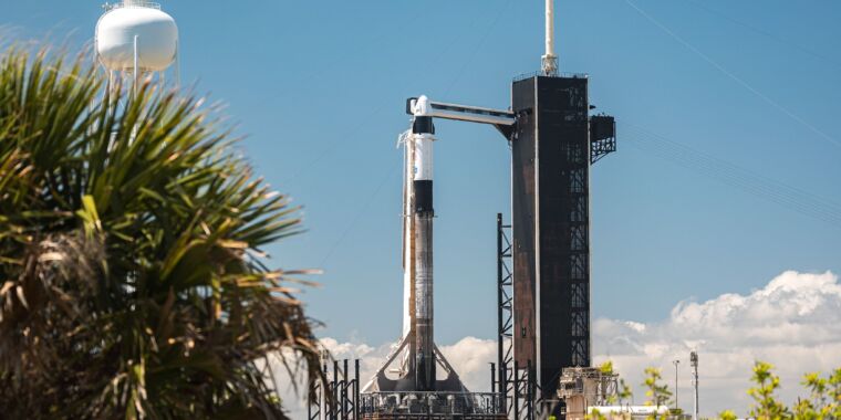 NASA এইমাত্র SpaceX থেকে স্পেস স্টেশন ক্রু ফ্লাইটের বাকি অংশ কিনেছে