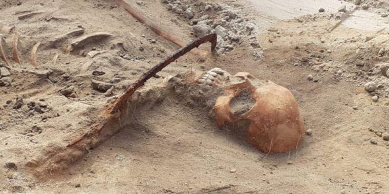 প্রত্নতাত্ত্বিকরা পোল্যান্ডে 17 শতকের মহিলা “ভ্যাম্পায়ার” এর অবশেষ আবিষ্কার করেছেন
