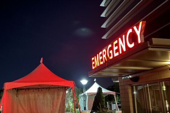 ইউএস হাসপাতালগুলি এতটাই ওভারলোড হয়ে গেছে যে একজন ER নিজেই 911 কল করেছে